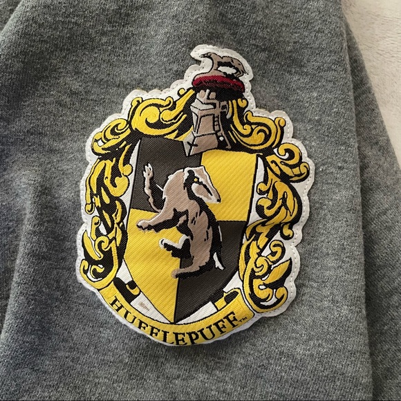 Harry Potter Hufflepuff Universal Studios Pullover Size Medium - Picture 5 of 8
